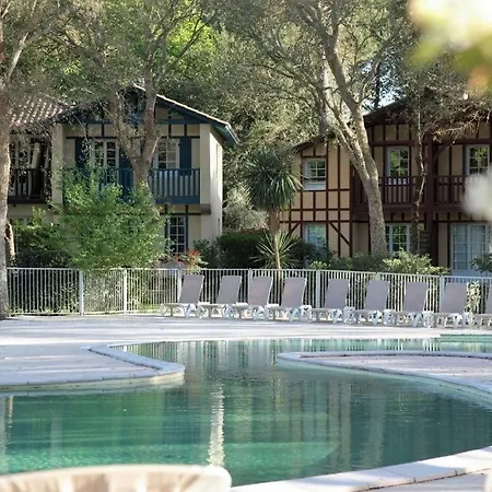 Maison Les Pieds Dans L'eau, Piscine Et A Pieds 度假居
