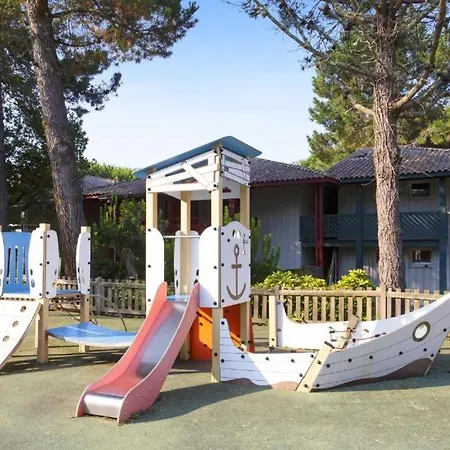 Maison Les Pieds Dans L'eau, Piscine Et A Pieds