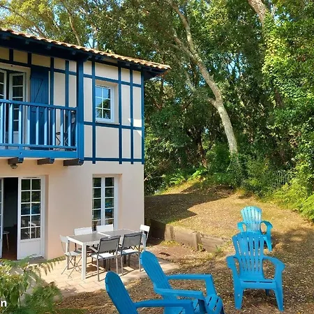 Maison Les Pieds Dans L'eau, Piscine Et A Pieds Holiday home *