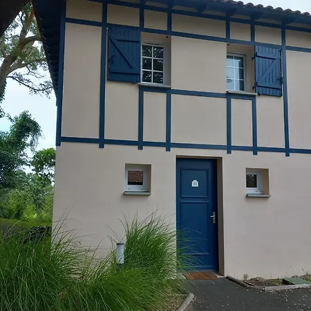 Holiday home Maison Les Pieds Dans L'eau, Piscine Et A Pieds Moliets-et-Maa