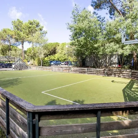 Maison Les Pieds Dans L'eau, Piscine Et A Pieds Holiday home