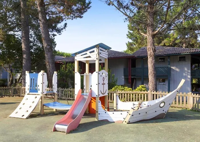 Maison Les Pieds Dans L'eau, Piscine Et A Pieds